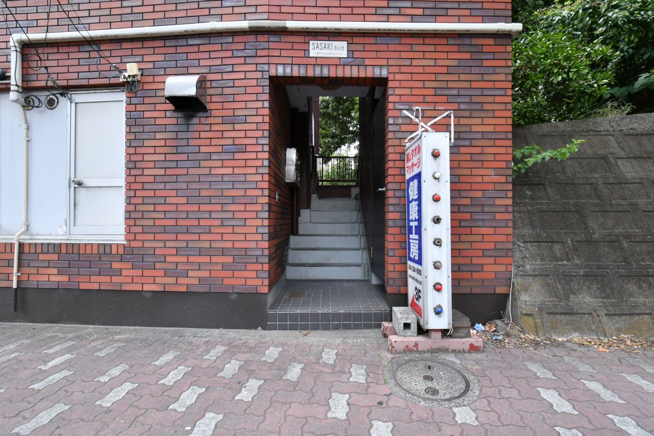 シェアハウスは2階です。(2018-07-24,周辺環境,ENTRANCE,1F)