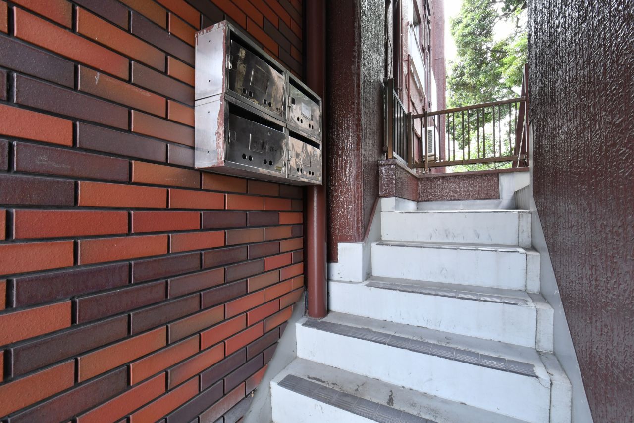 階段には郵便受けが設置されています。(2018-07-24,周辺環境,ENTRANCE,1F)