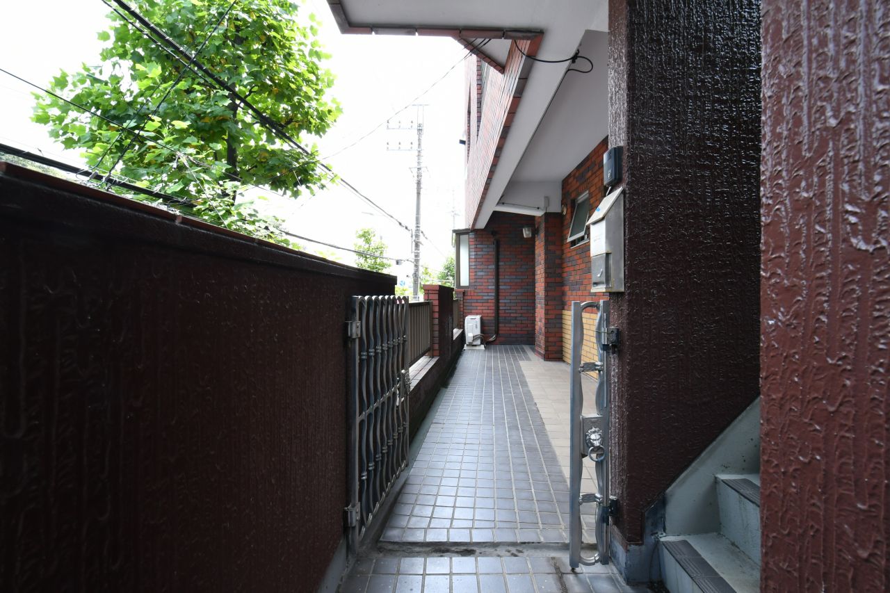 門扉の先はシェアハウスの玄関です。(2018-07-24,周辺環境,ENTRANCE,2F)