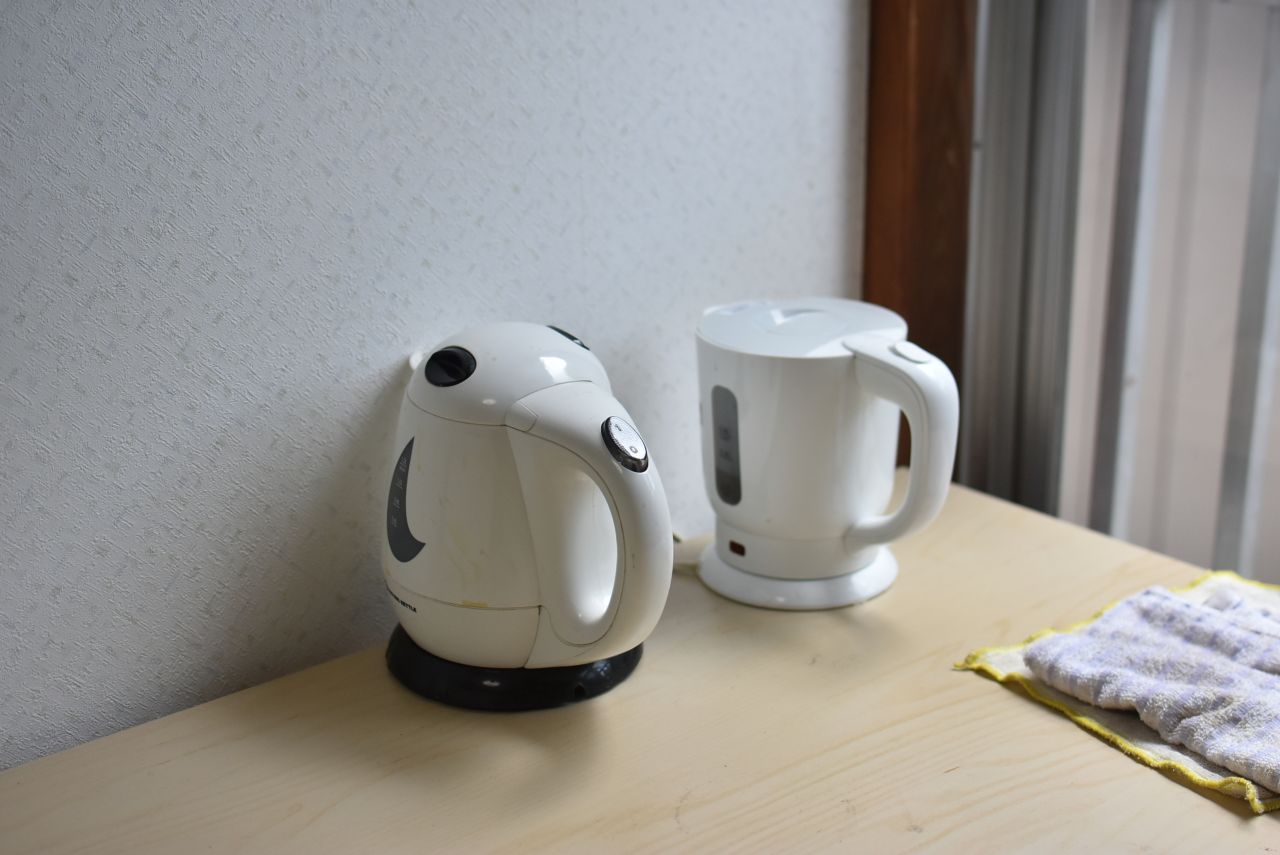 窓際には電気ケトルが設置されています。(2018-07-24,共用部,KITCHEN,2F)