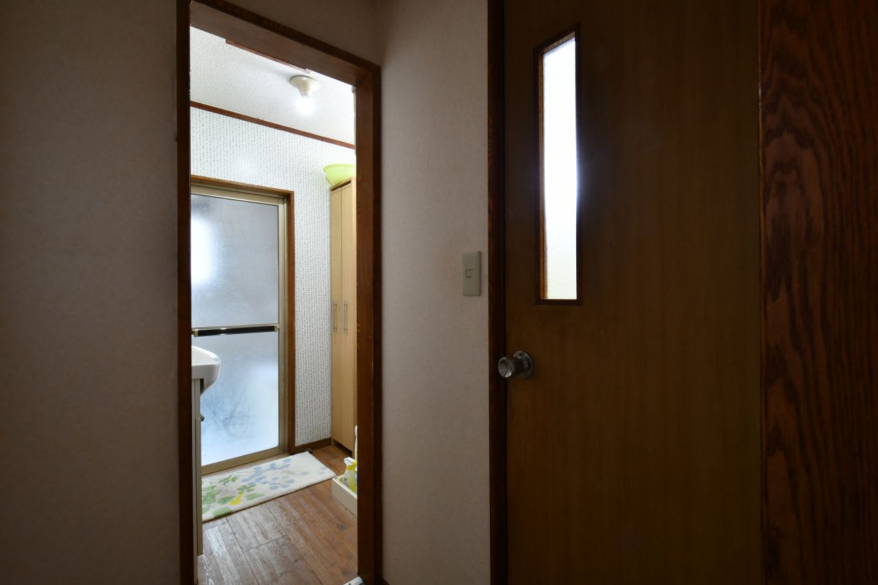 右手はトイレ、突き当りは脱衣室です。(2018-07-24,共用部,OTHER,2F)
