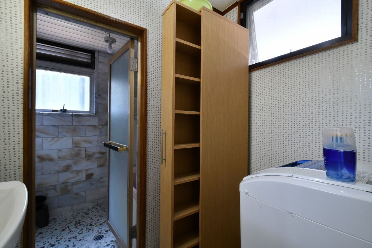 脱衣室には収納棚が設置されています。(2018-07-24,共用部,OTHER,2F)