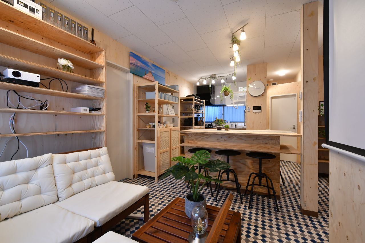 リビングにはキッチンが併設されています。(2022-01-07,共用部,LIVINGROOM,1F)
