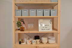 食器棚の様子2。部屋ごとに使える収納ボックスも用意されています。(2022-01-07,共用部,KITCHEN,1F)