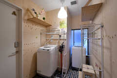 廊下に設置された洗濯機。左手のドアが101号室です。(2022-01-07,共用部,LAUNDRY,1F)