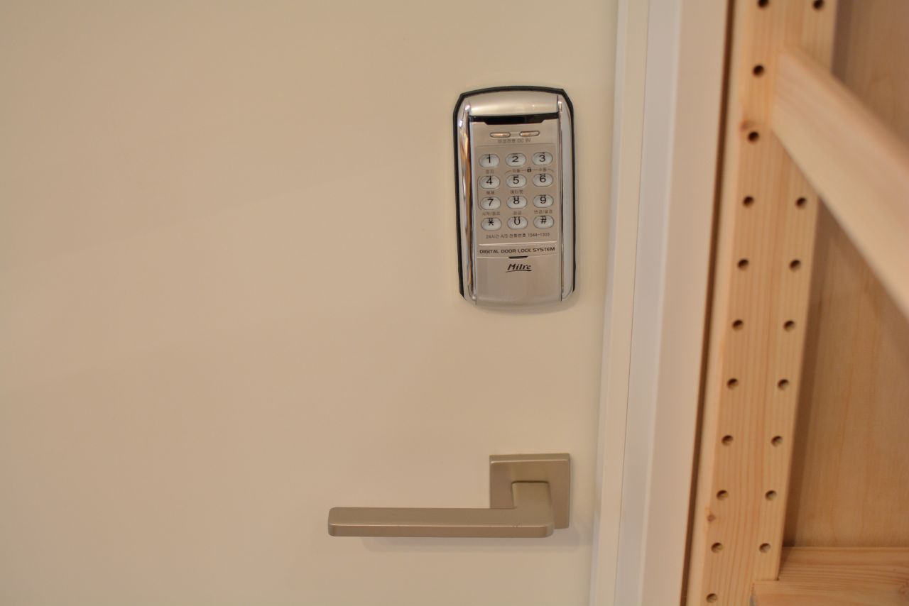 専有部の鍵はナンバー式のオートロック。（102号室）(2022-01-07,専有部,ROOM,1F)