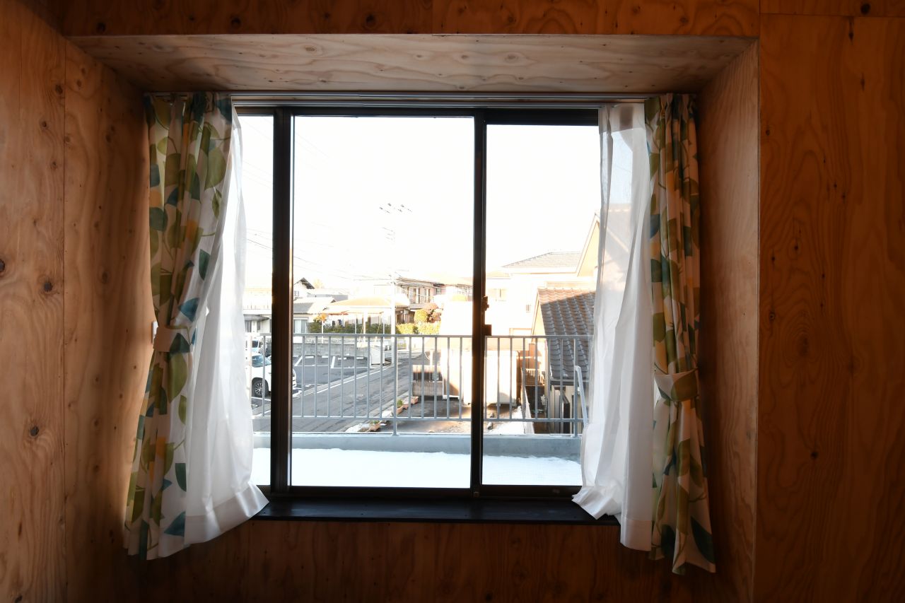 窓からベランダが見えます。（204号室）(2022-01-07,専有部,ROOM,2F)