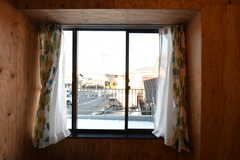 窓からベランダが見えます。（204号室）(2022-01-07,専有部,ROOM,2F)