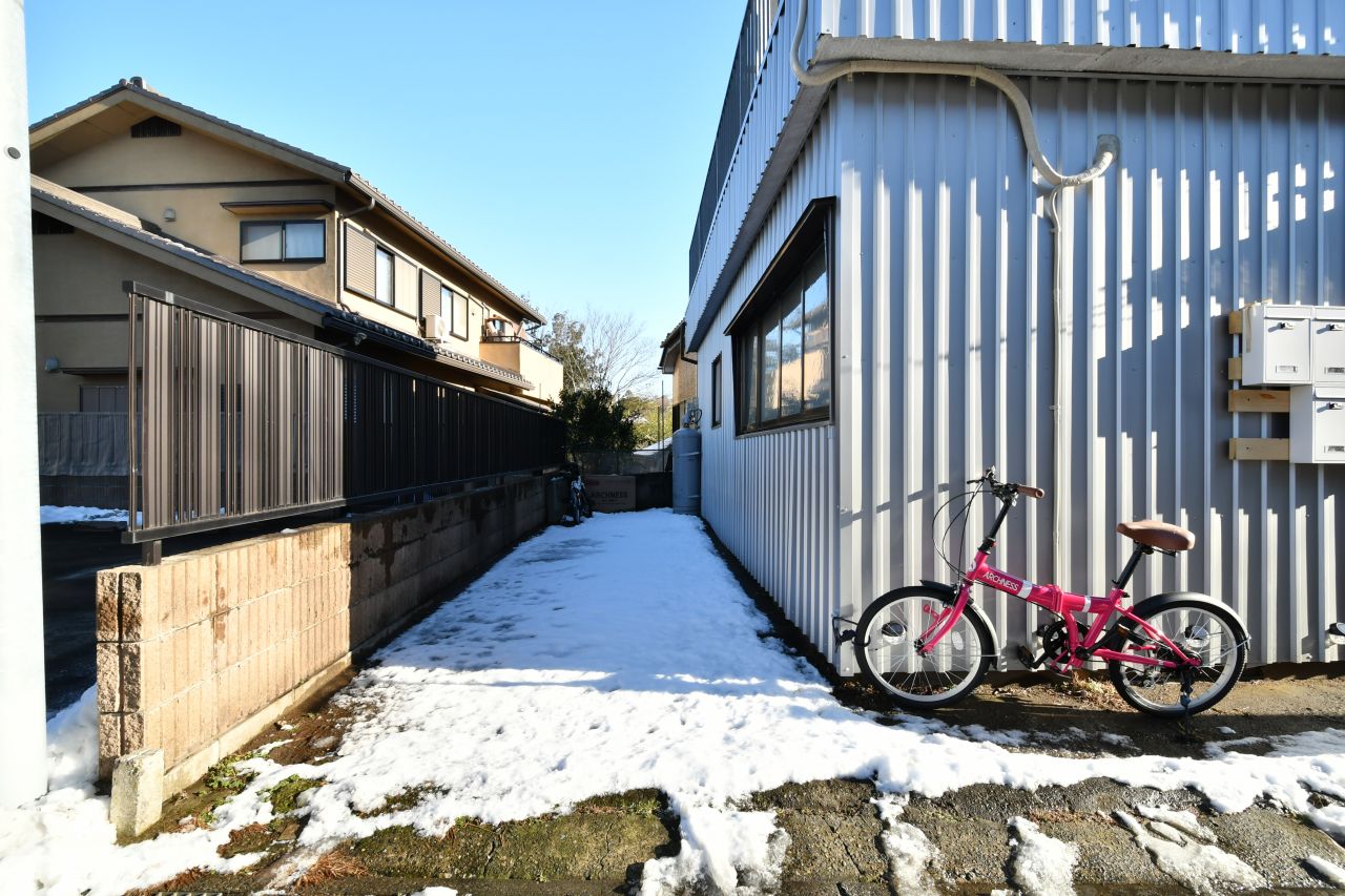 自転車置き場の様子。共用自転車が2台用意されています。(2022-01-07,共用部,GARAGE,1F)
