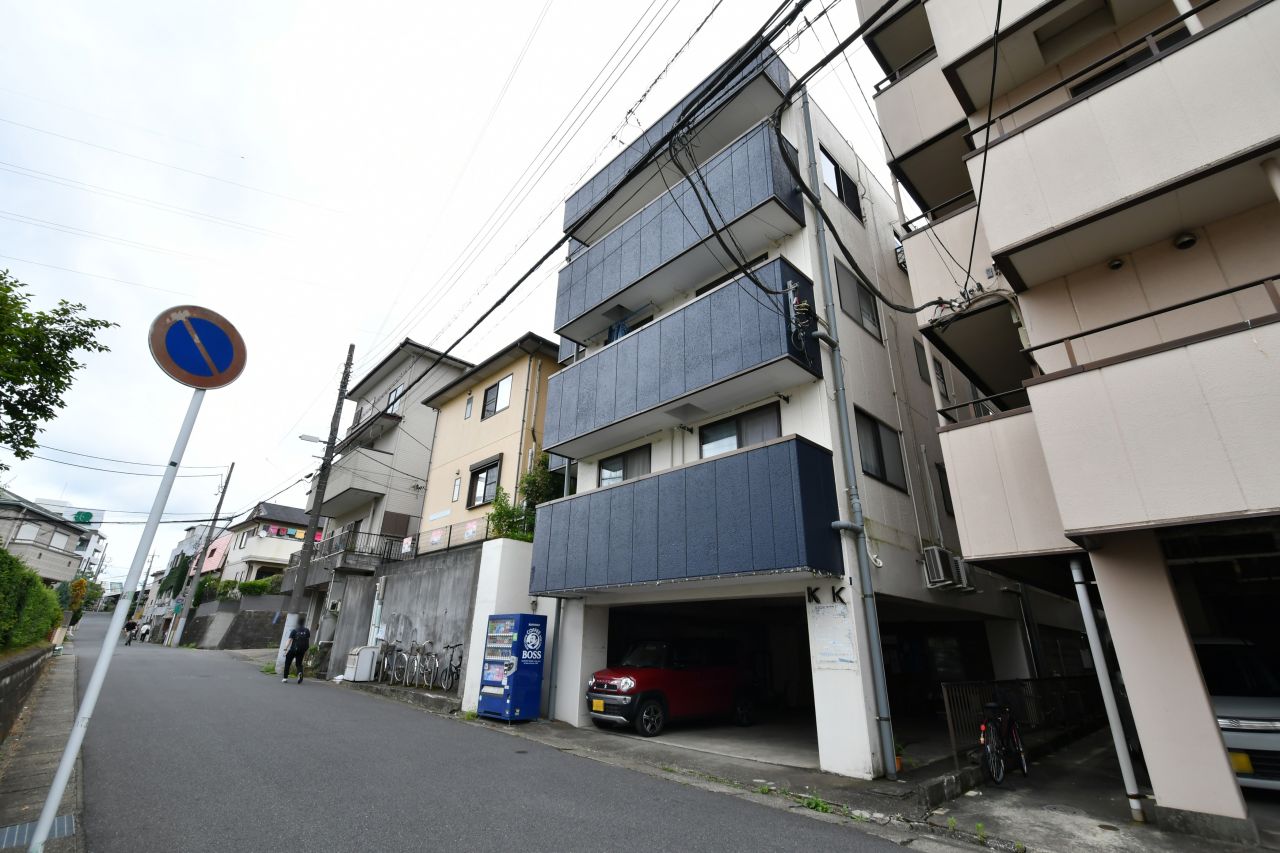 建物の外観。1階はガレージとスナック、2階にシェアハウス、3、4階が賃貸です。(2021-06-23,共用部,OUTLOOK,1F)