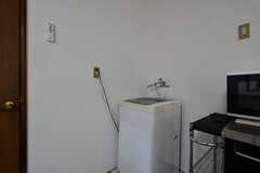 キッチンの隣に洗濯機が設置されています。。(2021-06-23,共用部,LAUNDRY,2F)