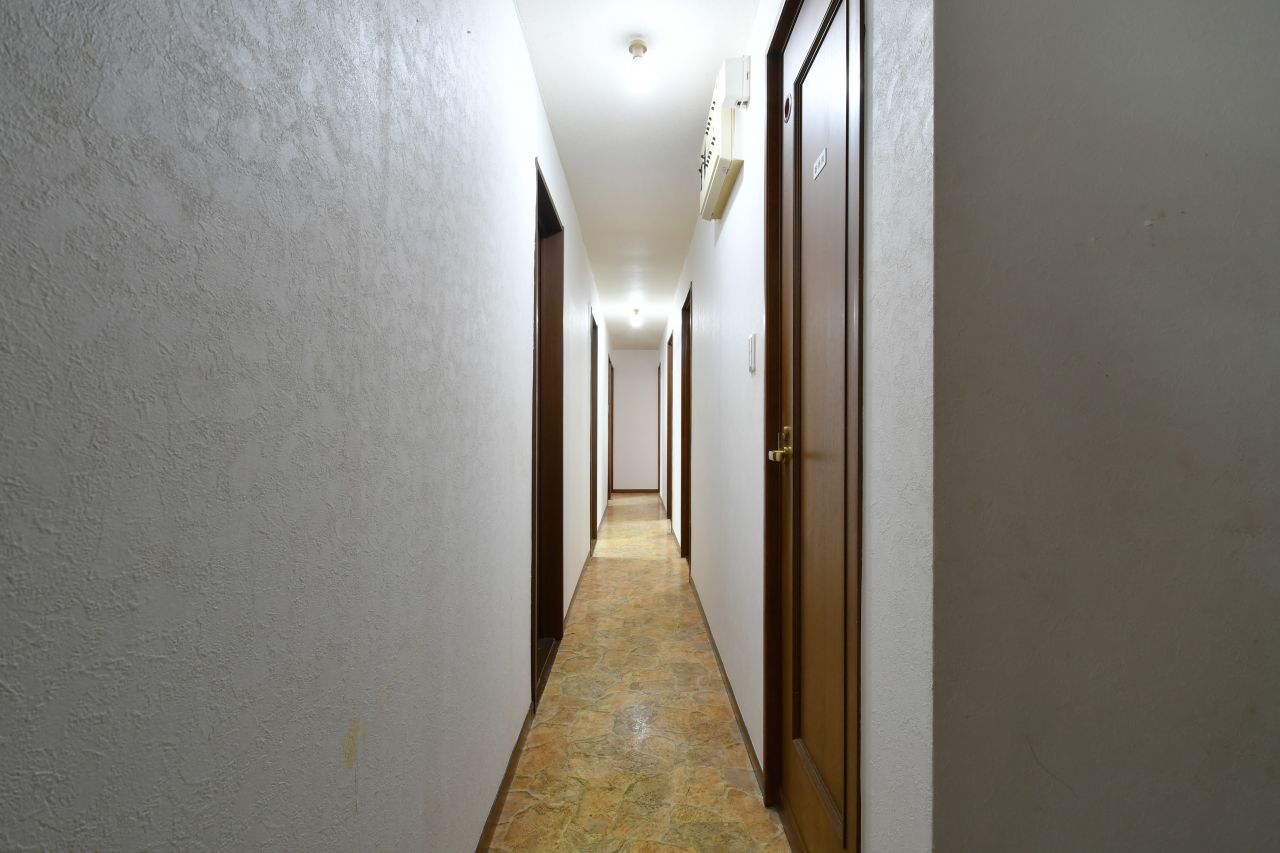 廊下の様子。左手前から時計回りに201〜206号室、バスルーム、トイレが並んでいます。(2021-06-23,共用部,OTHER,2F)