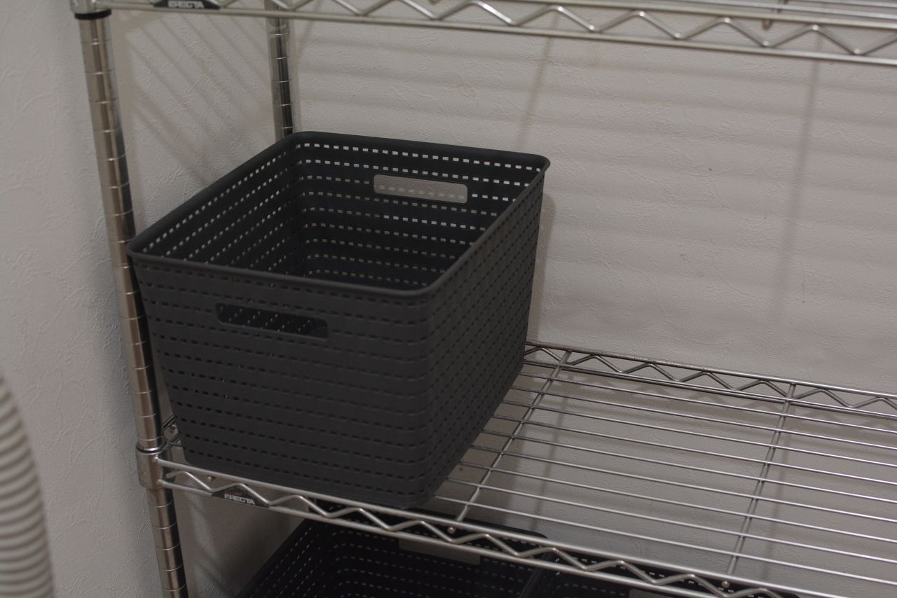 脱衣室には部屋ごとに使える収納ボックスが用意されています。(2021-06-23,共用部,BATH,2F)