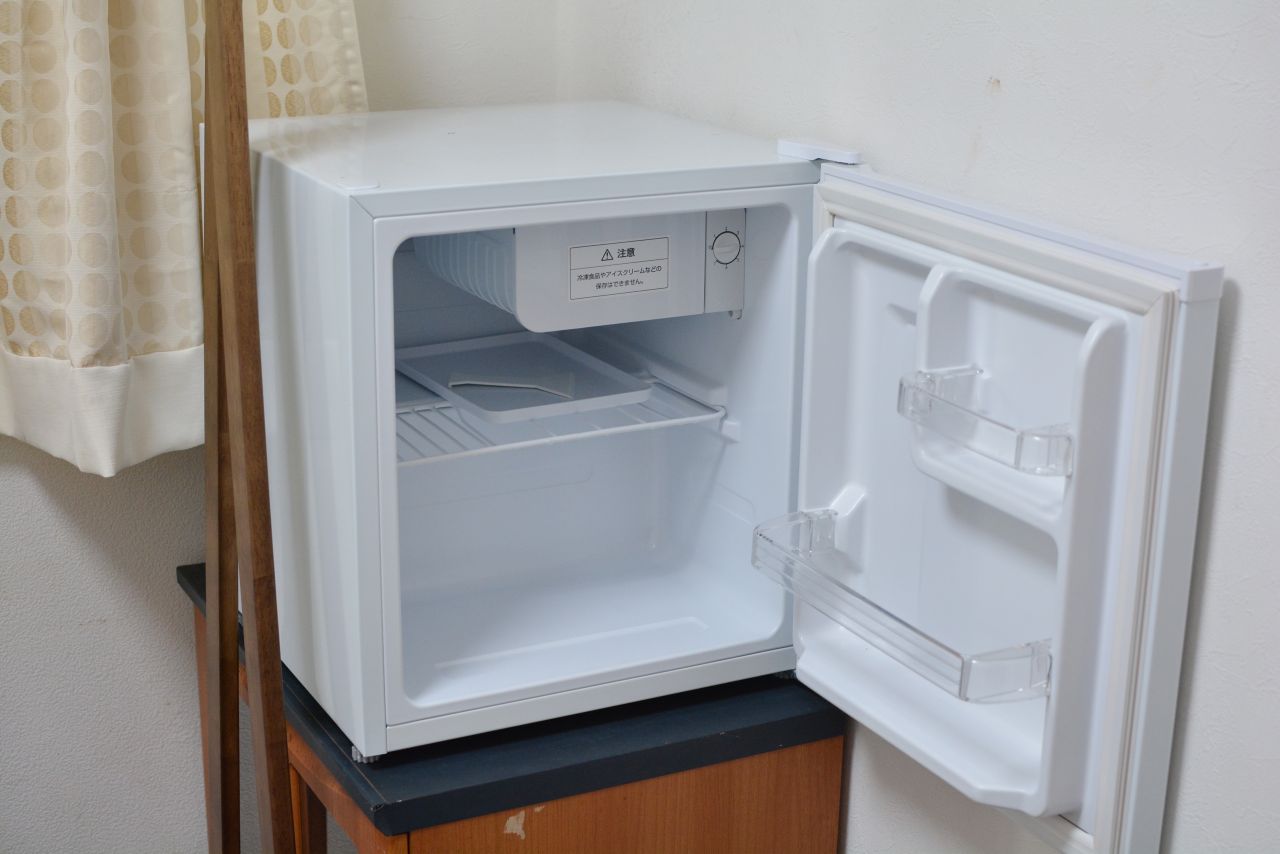 ミニ冷蔵庫の様子。（208号室）(2021-06-23,専有部,ROOM,2F)