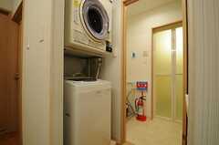 洗面台の対面には洗濯機と乾燥機が設置されています。右手奥にはバスルームがあります。(2013-04-19,共用部,LAUNDRY,1F)