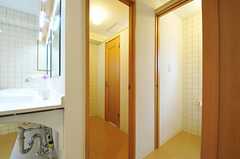 トイレの扉も2重です。(2011-05-13,共用部,TOILET,2F)