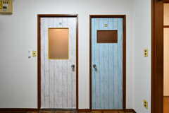 左のドアがバスルーム、右のドアがトイレです。（202号室）(2021-11-12,専有部,ROOM,2F)