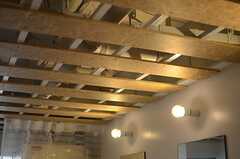 天井には長方形のボードが張り巡らされています。(2014-07-15,共用部,OTHER,2F)