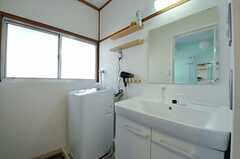 脱衣室に設置された洗濯機と洗面台の様子。(2012-08-31,共用部,OTHER,1F)