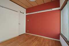 赤い壁が特徴的。（101号室）(2012-08-31,専有部,ROOM,1F)