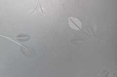 くもりガラスには葉っぱの模様。（202号室）(2012-08-31,専有部,ROOM,2F)