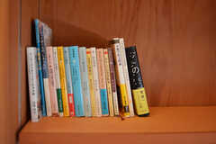 本棚には書籍が並んでいます。(2022-02-24,共用部,LIVINGROOM,1F)