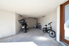 自転車置き場の様子。バイクも停められます。(2022-02-24,共用部,GARAGE,1F)
