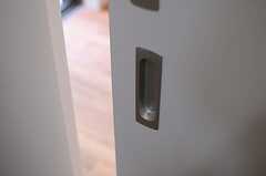 専有部のドアは引き戸のタイプです。（101号室）(2014-07-29,専有部,ROOM,1F)