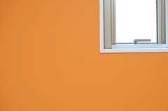 アクセントの壁紙はオレンジカラーで統一。（102号室）(2014-07-29,専有部,ROOM,1F)