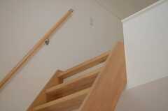 ロフトの階段は木製のがっしりしたつくり。（203号室）(2014-07-29,専有部,ROOM,2F)