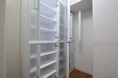 部屋ごとに分けられた食材などを置ける棚の様子。対面に食器棚があります。(2013-03-04,共用部,KITCHEN,1F)