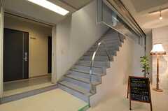 階段の様子。奥に廊下があり、専有部が並んでいます。(2013-03-04,共用部,OTHER,1F)
