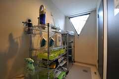 廊下の突き当たりには共用の掃除用具やアイロン、ふとん乾燥機が置かれています。(2013-03-04,共用部,OTHER,1F)