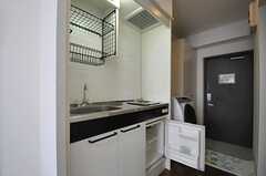 キッチンの様子。ミニ冷蔵庫付きです。（101号室）※モデルルームです。(2013-03-04,専有部,ROOM,1F)