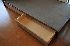 ベッド下には引き出し収納があります。ベッドが不要の場合は撤去も可能だそう。（308号室）(2013-03-04,専有部,ROOM,3F)