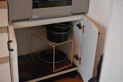 フライパンや鍋類はヒーター下に収納されています。(2022-04-20,共用部,KITCHEN,1F)