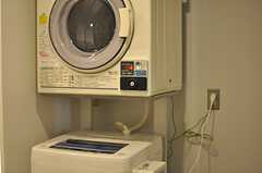 洗濯機と乾燥機の様子。乾燥機はコイン式です。(2014-02-18,共用部,LAUNDRY,1F)