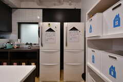 共用の冷蔵庫の様子。専有部にも2ドア冷蔵庫が用意されています。(2020-10-01,共用部,KITCHEN,1F)