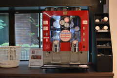 コーヒーサーバーの様子。ちょっとアメリカンなデザインです。(2020-10-01,共用部,KITCHEN,1F)