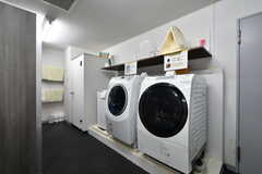 ドラム式洗濯機が2台、縦型洗濯機が1台設置されています。(2020-10-01,共用部,LAUNDRY,1F)