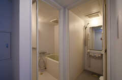 脱衣スペースの様子。バスルームとシャワールームの共用です。(2020-10-01,共用部,BATH,1F)