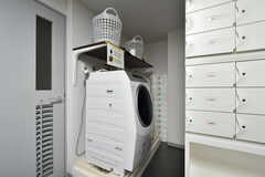 ドラム式洗濯乾燥機の様子。(2020-10-01,共用部,LAUNDRY,2F)