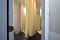 シャワールームが2室並んでいます。脱衣室はカーテンで仕切ります。(2020-10-01,共用部,BATH,3F)