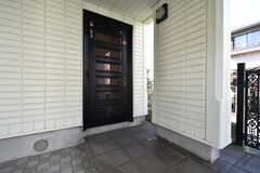 宅配ボックスの対面に玄関ドアがあります。(2020-03-05,周辺環境,ENTRANCE,1F)