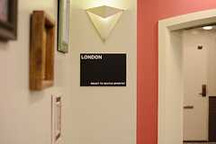 こちらは“LONDON”。(2015-11-18,共用部,LIVINGROOM,1F)