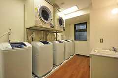 洗濯機と乾燥機の様子。(2011-03-10,共用部,LAUNDRY,1F)
