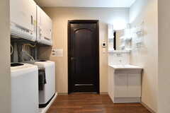 廊下に設置された洗濯機・乾燥機と洗面台の様子。(2023-03-14,共用部,LAUNDRY,1F)