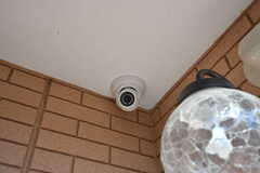 玄関に設置された防犯カメラ。(2023-03-14,周辺環境,ENTRANCE,1F)
