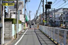 京成本線・京成八幡駅からシェアハウスへ向かう道の様子。(2023-03-14,共用部,ENVIRONMENT,1F)