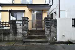 玄関ドアの様子。手前に小さな階段があります。(2023-02-13,周辺環境,ENTRANCE,1F)
